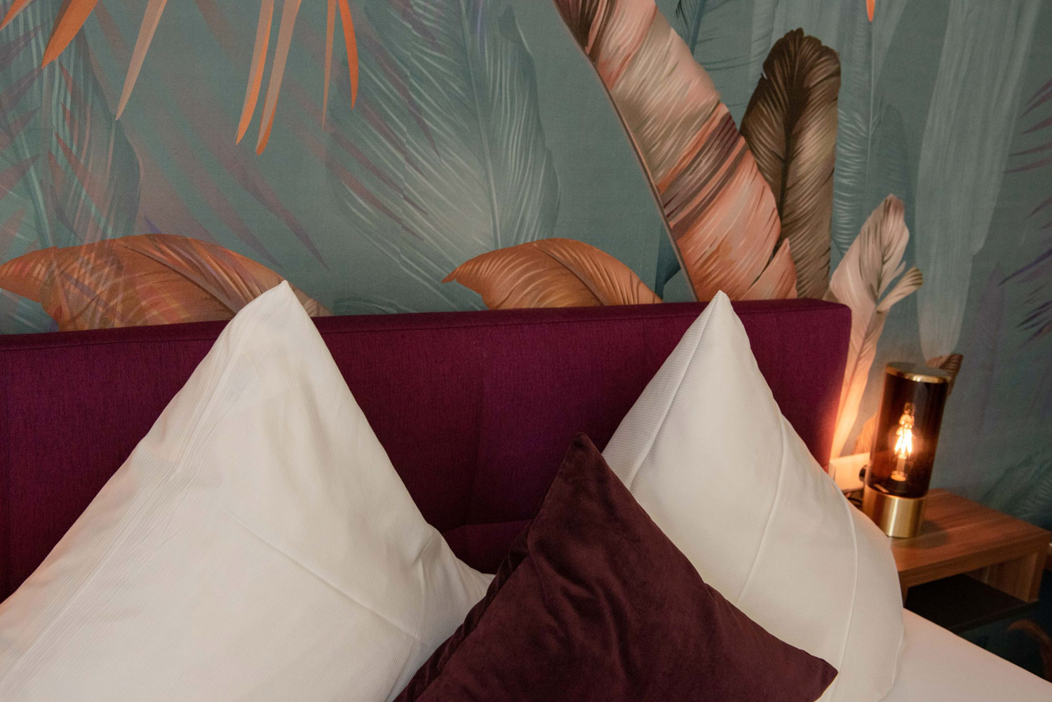 Die Floraltapete in den Komfortzimmern des allgaeuer Hotels verleihen den Räumen einen exotisch-schicken Look.